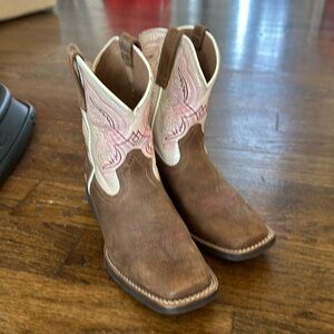 Ariat girls boots like new